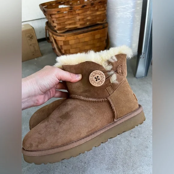 UGG chestnut Bailey Button Boots with Sheepskin Lining - Picture 4 of 7